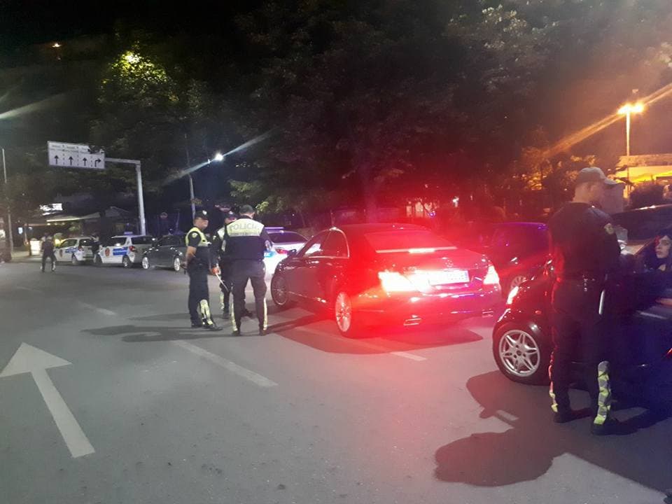 “O çuna s’janë shumë, vari l*sht”, policja u merr 5 mijë lekëshin të rinjve në Tiranë (VIDEO)