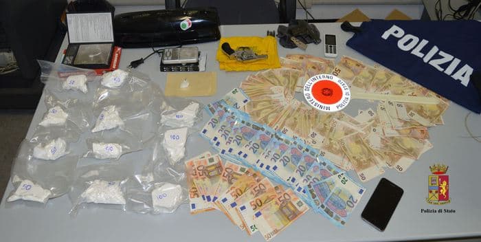 Dy shqiptarë në pranga në Genova, iu gjenden armë dhe kokainë