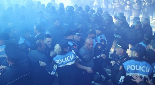 Dhuna në protestë, policia shoqëron 11 persona