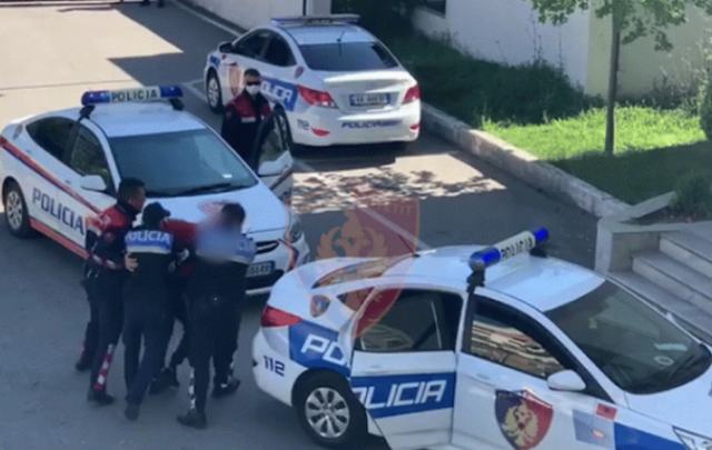 Dhunoi punonjësin e policisë, arrestohet 30-vjeçari