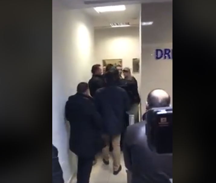 Hynë me dhunë në polici, nën hetim ish-deputët e PD