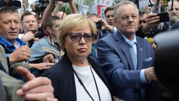 Kryetarja e Gjykatës Supreme në Poloni sfidon ligjin dhe qeverinë, rikthehet në zyrë pasi donin ta nxirrnin në pension