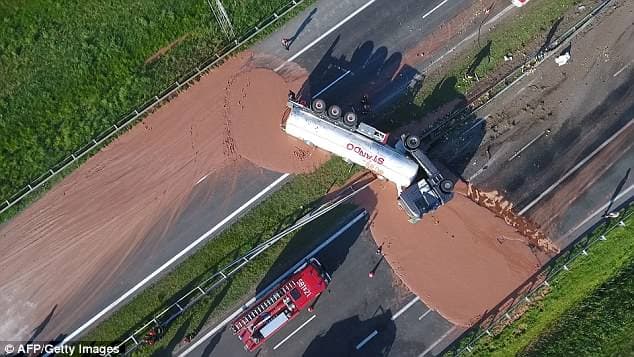 Autostrada mbulohet me çokollatë pas përmbysjes së kamionit në Poloni (VIDEO)