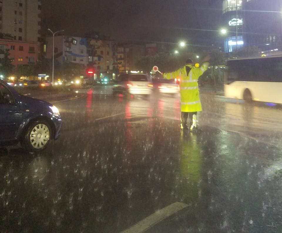 Moti i keq/ Policia Rrugore apel të rëndësishëm për shoferët dhe këmbësorët