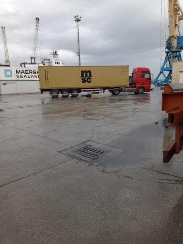 Përplaset nga kamioni, humb jetën 25-vjeçarja nga Durrësi