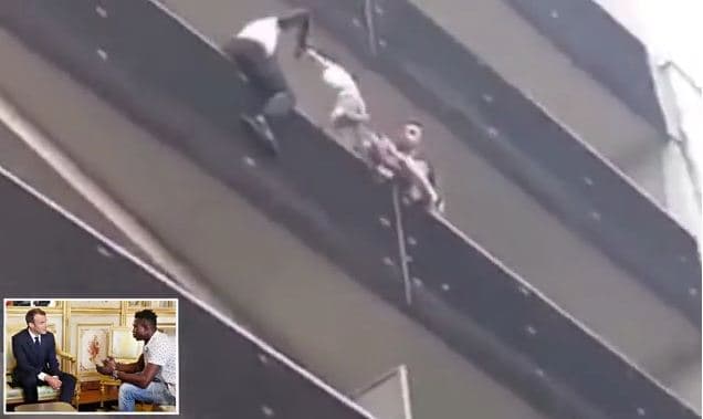 Macron e shpërblen me shtetësi franceze emigrantin ‘Spiderman’, që hipi në katin e katërt për të shpëtuar fëmijën e varur 