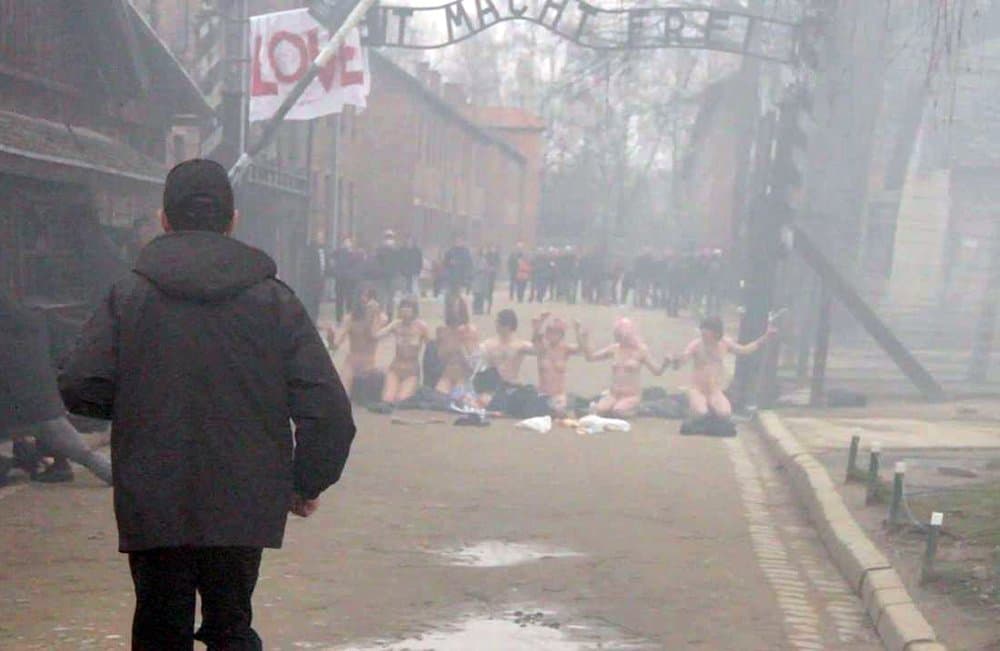 Protesta nudo dhe masakra e deleve në kampin e vdekjes në Aushvic, burg për artistët