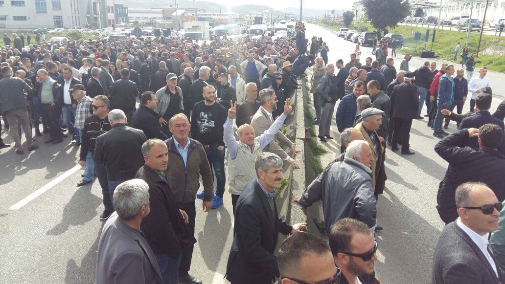 Bllokimi i rrugëve nga opozita, Xhafaj falënderon qytetarët dhe policinë
