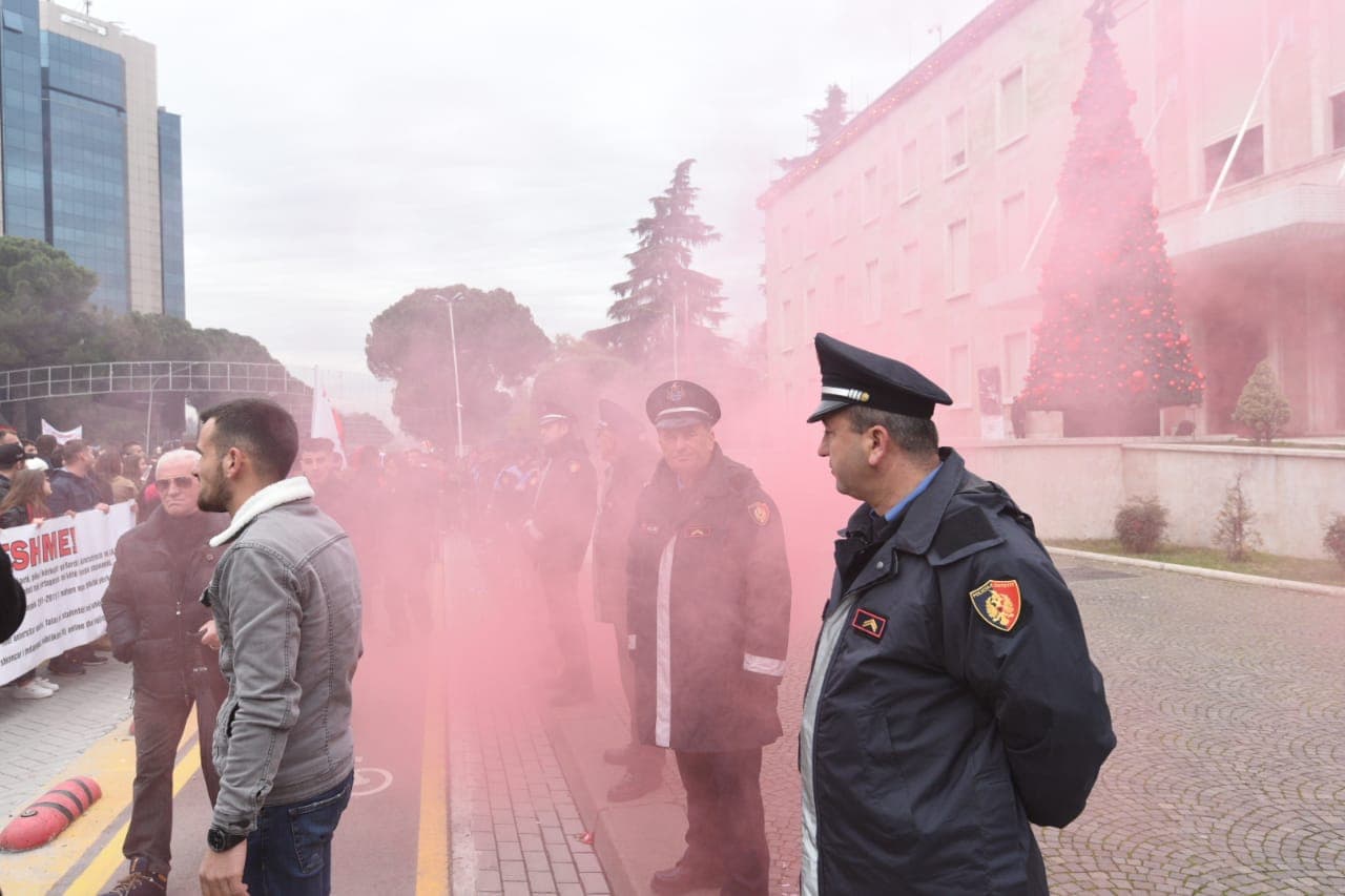 Përshkallëzohet protesta, studentët bllokojnë rrugët kyçe të Tiranës, reagon Rama: Ju mësojnë Doktorresha dhe Artisti (VIDEO)