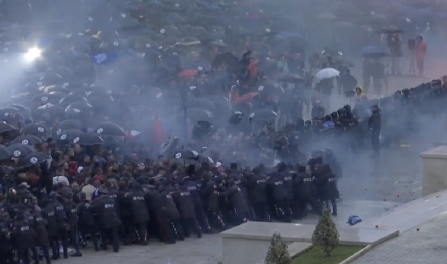 Protesta, mbi 40 persona të shoqëruar në polici