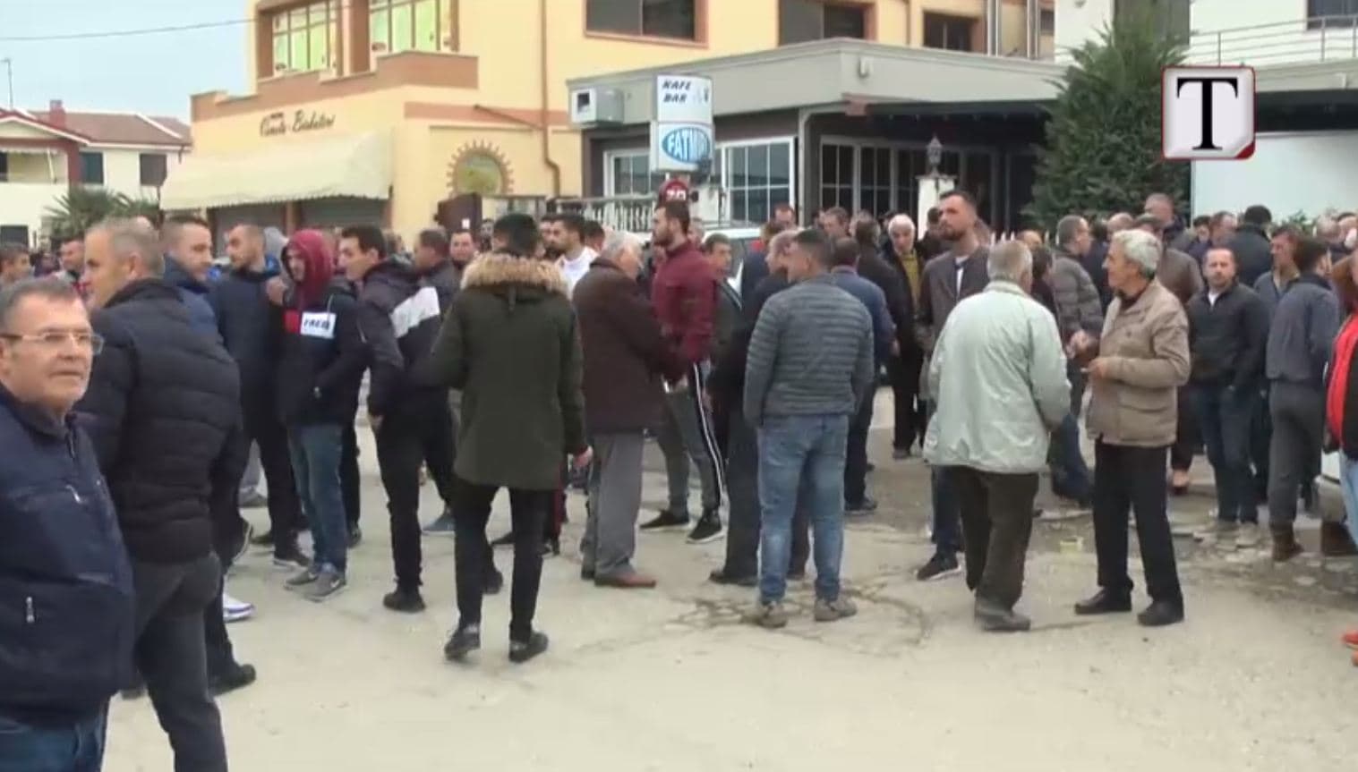 Banorët bllokojnë rrugën për mungesë investimesh (VIDEO)