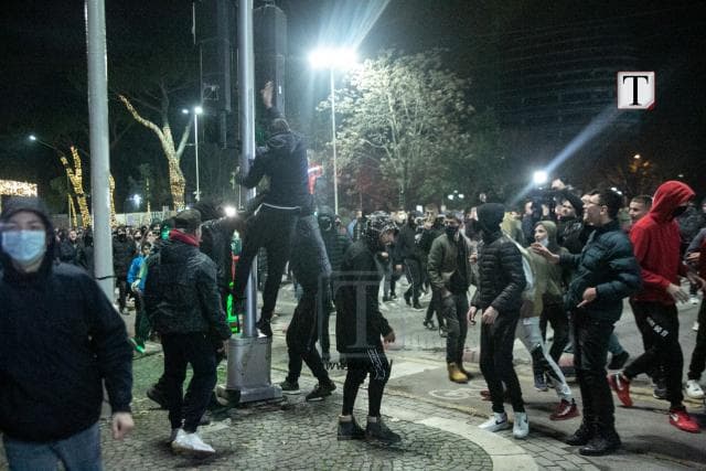 Organizuan protestë të paligjshme e plagosën 1 polic, arrestohen 4 persona në Tiranë