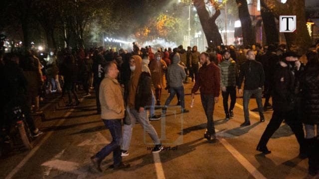 Dhunë ndaj policëve gjatë protestës në Tiranë, arrestohen dy të rinj