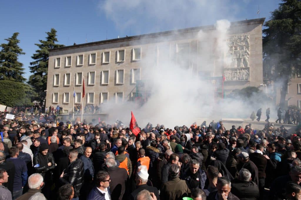 Nesër protesta e opozitës/ Ambasada amerikane thirrje për tubim paqësor