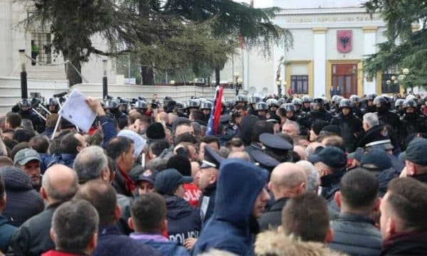 Të mërkurën seancë parlamentare dhe protestë, një tjetër deputet opozitar i shtohet Kuvendit