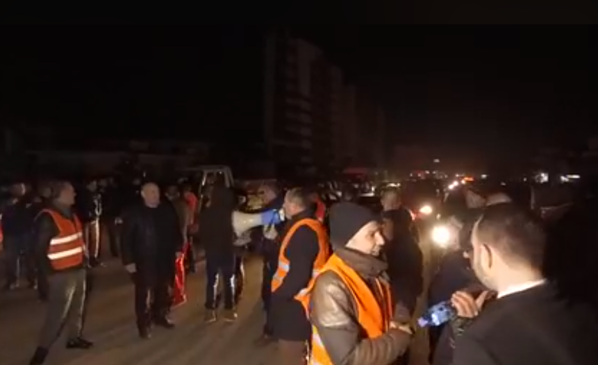 Vazhdon protesta tek Unaza e Re/ Basha mbështet banorët: Nesër fakte të reja për aferën korruptive (VIDEO)