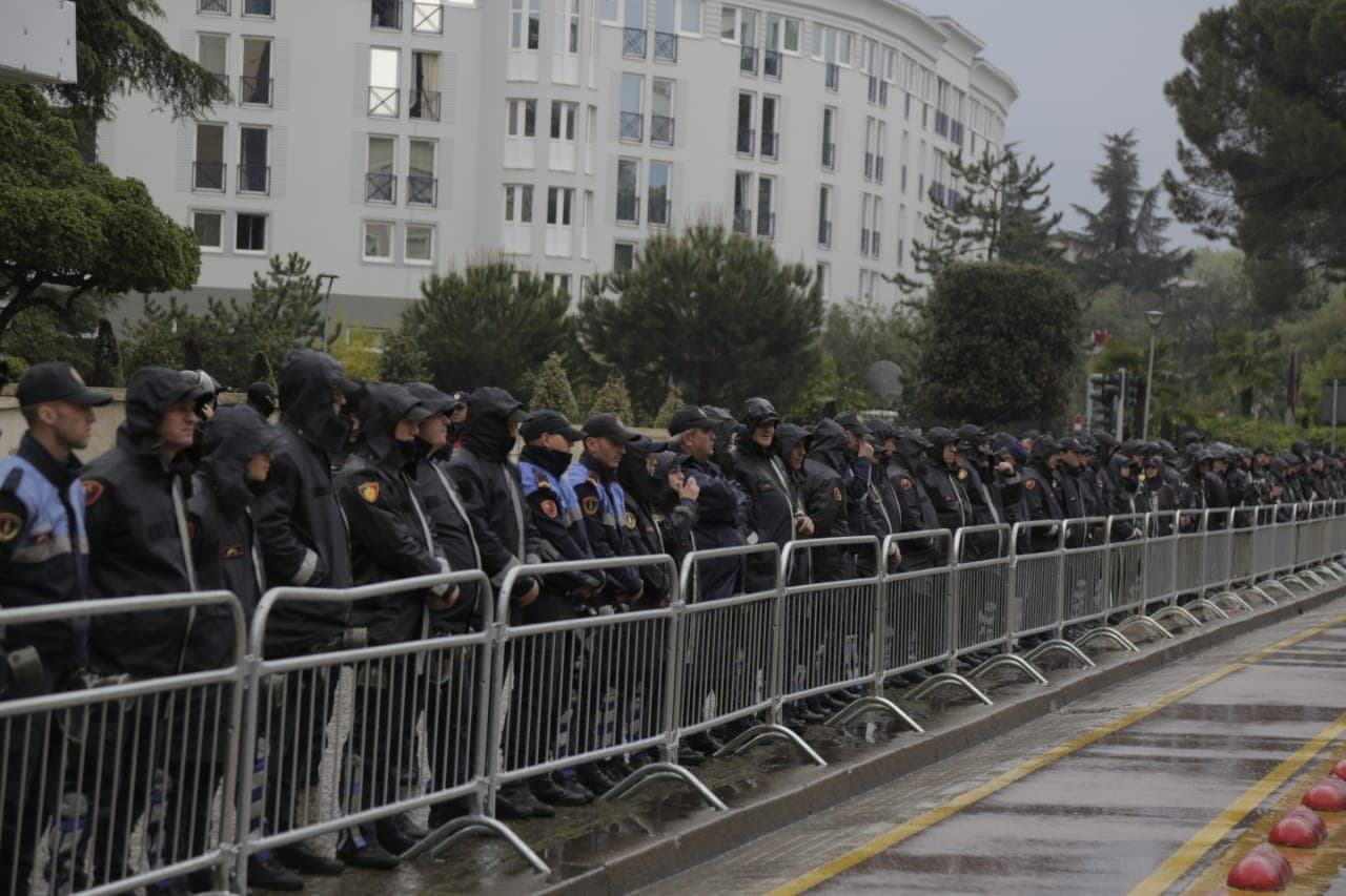 Protesta e tensionuar/ Basha protestuesve: Mos qëlloni policinë (FOTO)