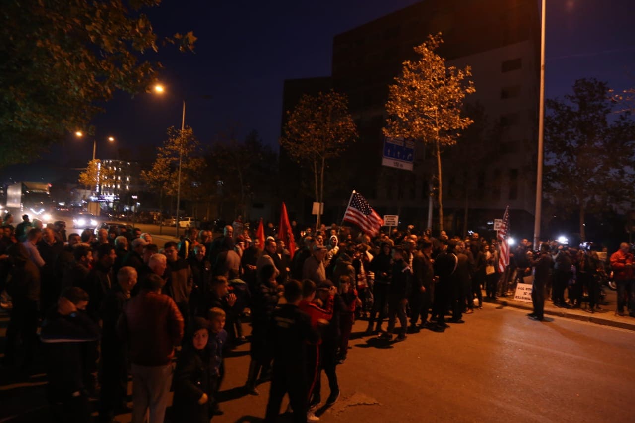 Protesta, banorëve të Unazës së Re u bashkohet edhe Basha: Komplot për të vjedhur qytetarët