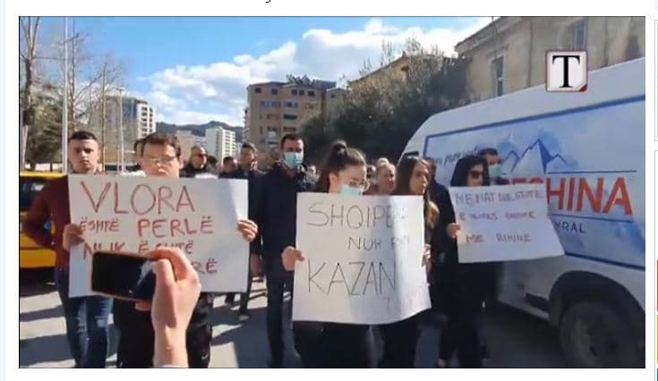 Protestë kundër mbetjeve toksike, studentët e Vlorës kërkojnë nisjen e hetimeve (VIDEO)