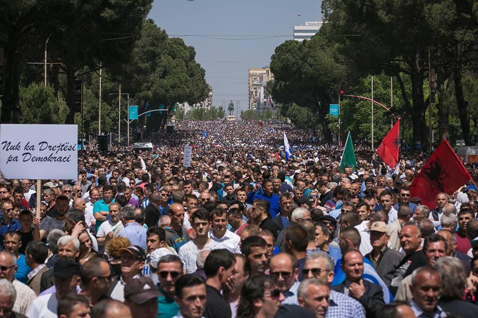 Dhunë në protestë, Basha: Nuk ia vlen asnjë qime flokut të rrezikohet për Ramën