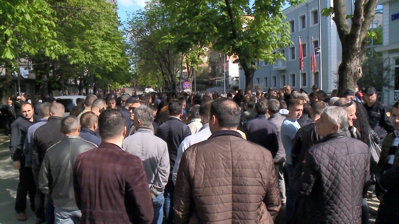 Vijon protesta te Drejtoria e Policisë/ Opozita u bashkohet, pavarësisht divergjencave PD-LSI