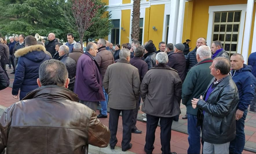 Protestë edhe në Ballsh, naftëtarët shpërthejnë portën e uzinës: Na zgjidhni hallin, ose mos hajdeni këtu për vota