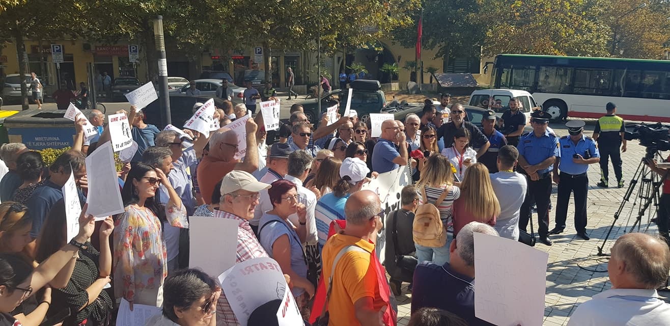 Ligji i ndryshuar për Teatrin votohet sot në Parlament, artistët në protestë 