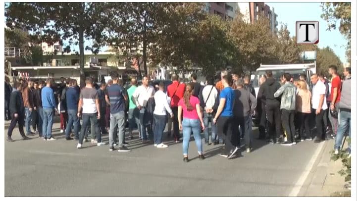 Banorët e Unazës së Re bllokojnë rrugën: Po na shembin shtëpitë (VIDEO)