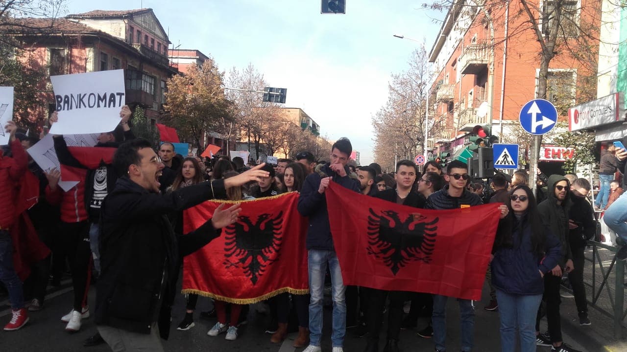 Protesta e studentëve, Ministria e Arsimit heq tarifat e provimeve të mbartura (VIDEO)