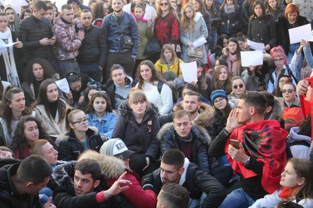 Protesta vijon, studentët mblidhen sërish para Ministrisë së Arsimit