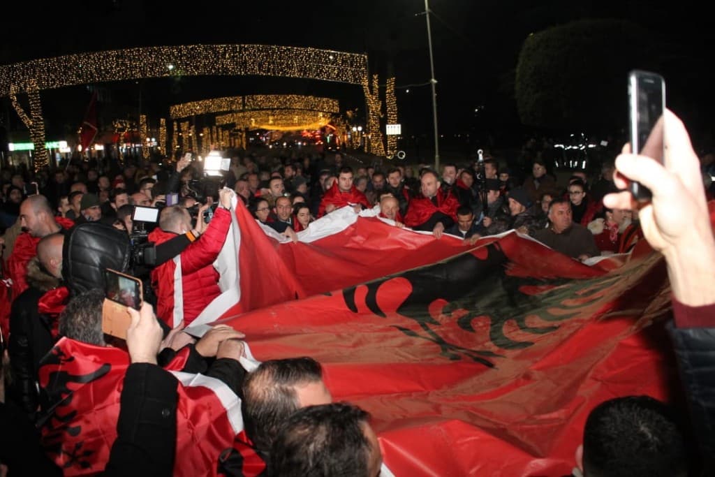 Diaspora protestë para Kryeministrisë, bashkë me ta edhe banorët e Astirit 