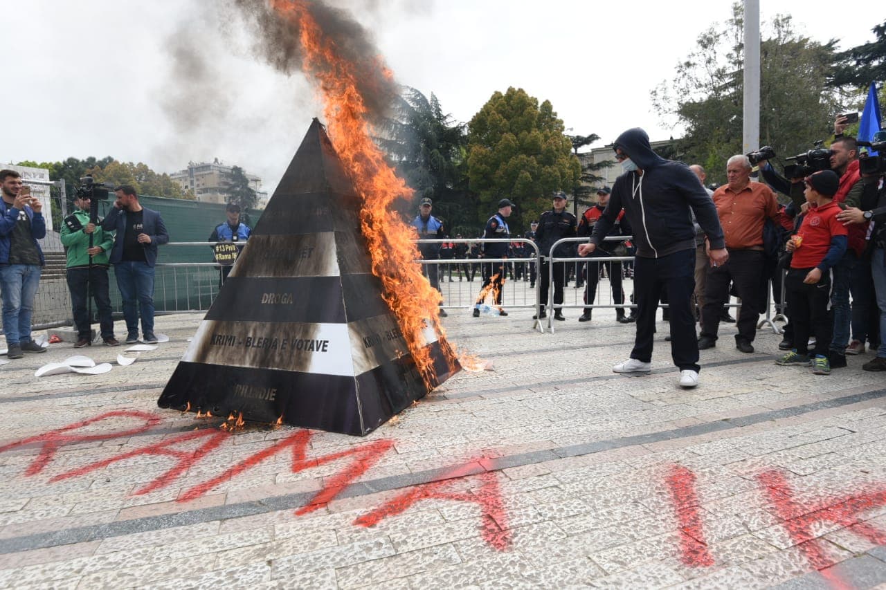 Opozita, 3 orë protestë. Paloka: Sot e drejtuan studentët (VIDEO)