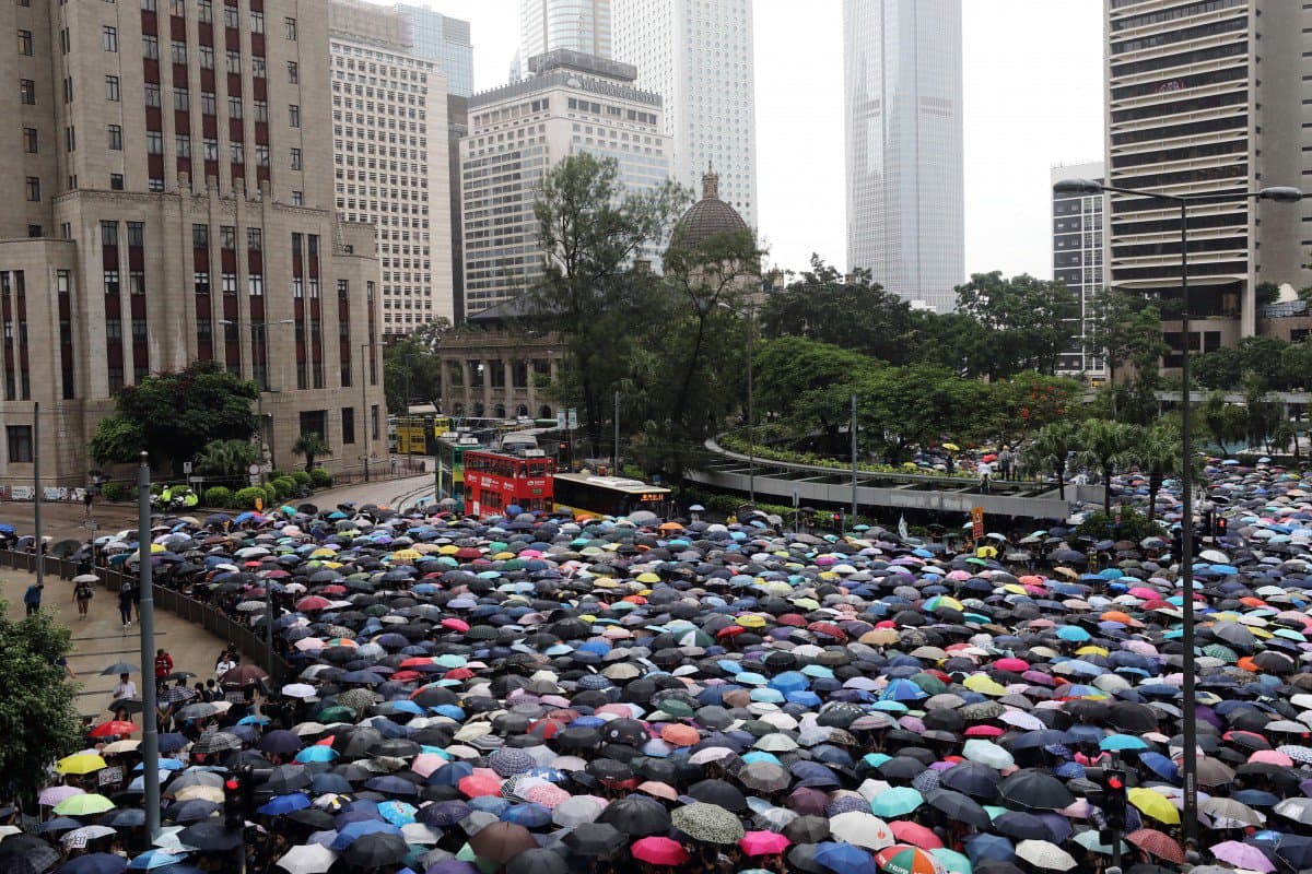 Hong-Kong, marshimi i profesorëve hap fundjavën e protestave (VIDEO)