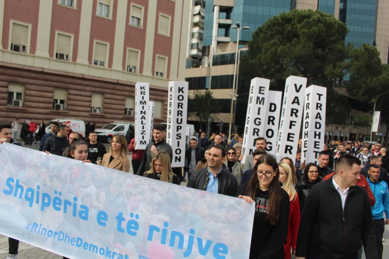 Marshim për rrëzimin e bustit të diktatorit (VIDEO)