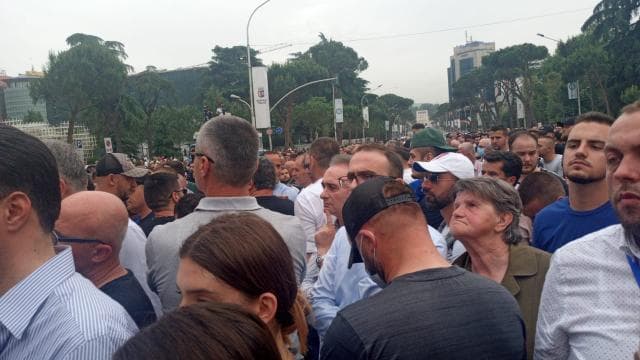 Hodhi shashka në protestë, ndalohet nga policia 49-vjeçari