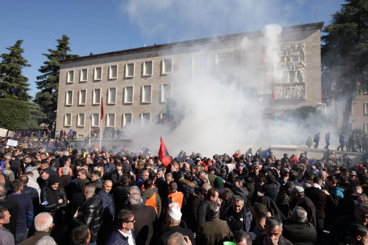 PD padit ministrin Lleshaj dhe policinë për dhunë në protestat e opozitës