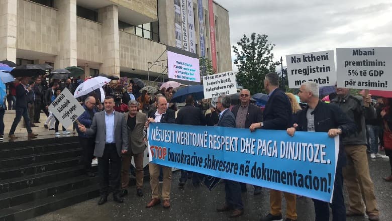 Sindikatat e Arsimit protestojnë para Ministrisë së Arsimit, reagon MASR