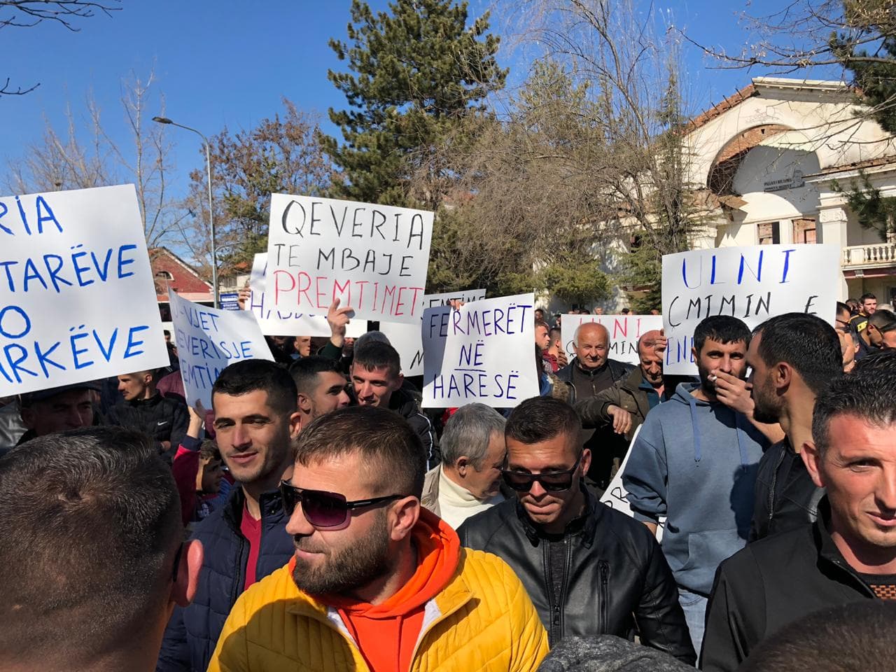 Protestë para Bashkisë së Maliqit, Balla: Huliganët do të protestojnë të martën