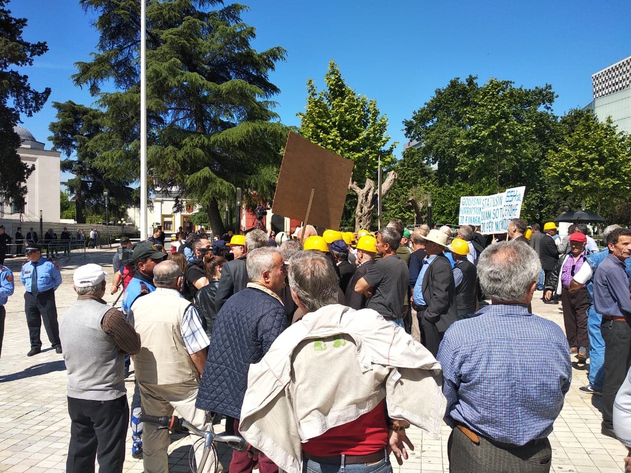 Minatorët protestojnë para Parlamentit kundër projektligjit të qeverisë
