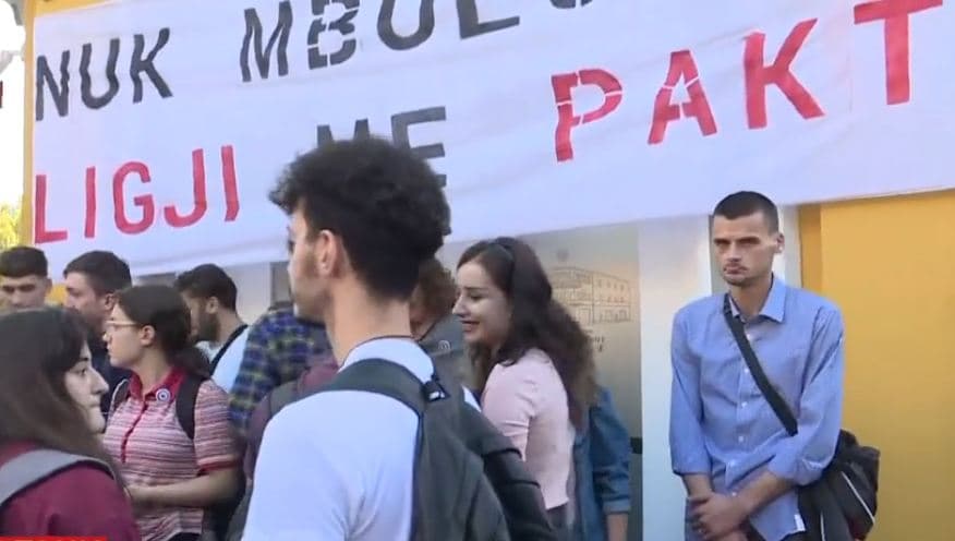Studentët e nisin vitin e ri akademik me protestë para Ministrisë së Arsimit (VIDEO)