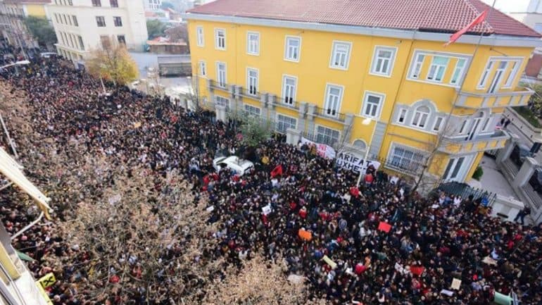 Studentët rinisin nesër protestën para Ministrisë së Arsimit