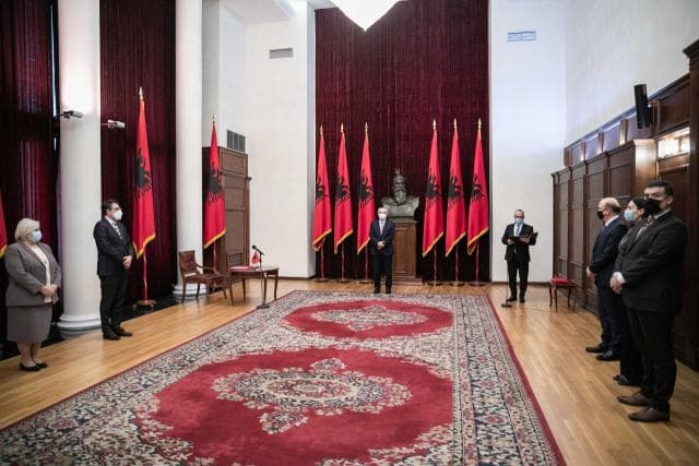 Dy ministrat e rinj Çuçi e Ekonomi betohen para Presidentit
