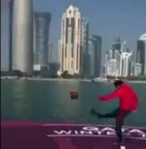 Gafa e Neymar Doha, i përfundon këpuca në det bashkë me topin (VIDEO)