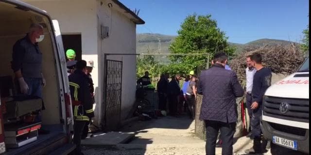 Babai me djalin dhe nipin po pastronin pusin/ Dy nxirren të vdekur nga pusi, i treti ndërron jetë rrugës për spital  
