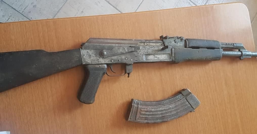 Sekuestrohen lëndë narkotike dhe armë zjarri, në pranga dy kryepleq në fshatrat Mifol e Aliban