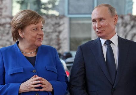 Putin dhe Merkel diskutojnë për prodhimin e përbashkët të një vaksine anti-Covid
