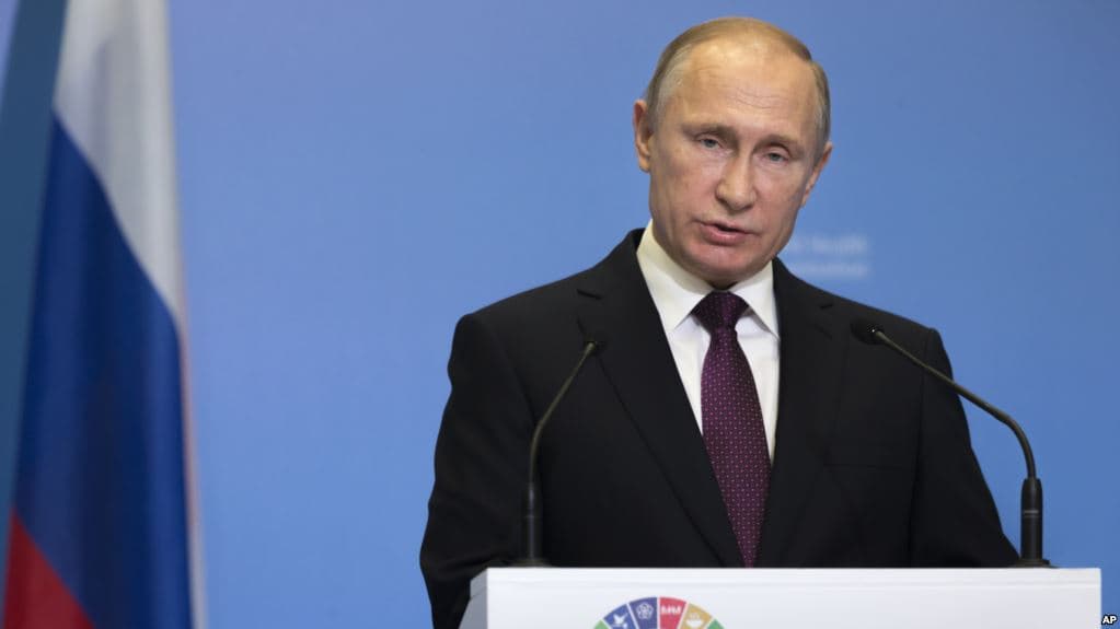 Presidenti rus nënshkroi ligjin që i konsideron mediet e huaja si agjentë