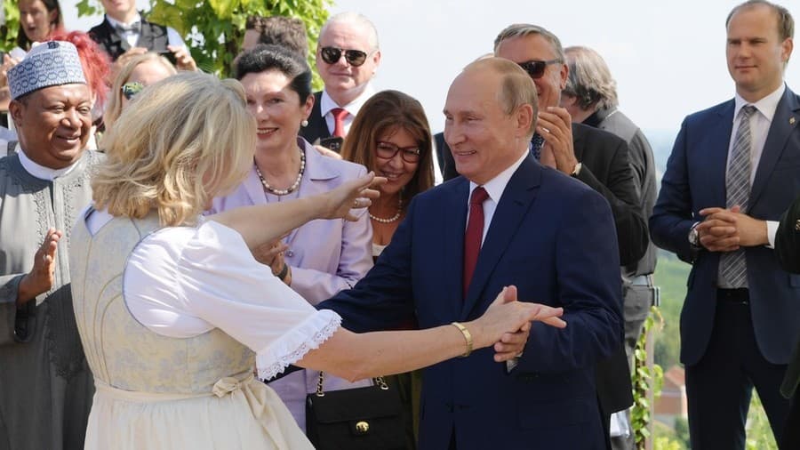 Dolli dhe vallëzim me nusen, Putin merr pjesë në dasmën shefes së diplomacisë austriake (VIDEO)
