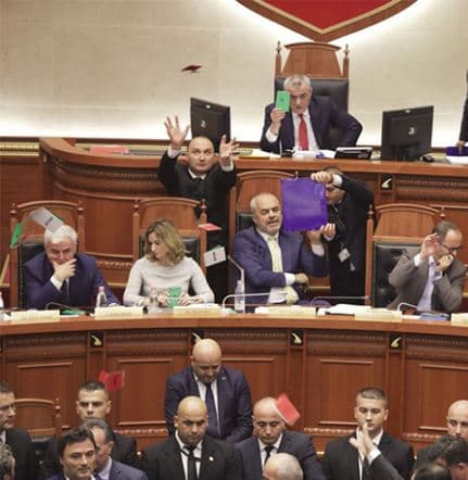 Opozita, kërkesë Ruçit: Anulo votimin e ligjit për Teatrin (VIDEO)