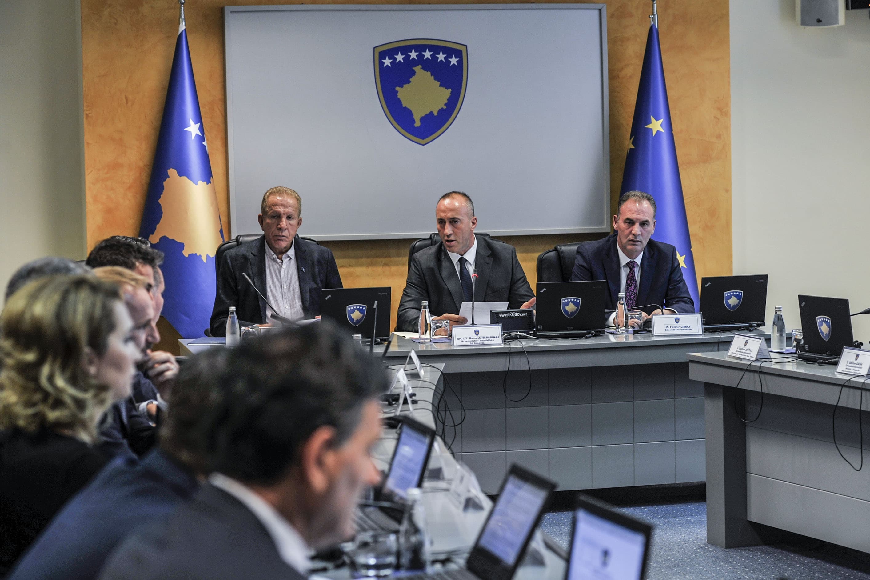 Qeveria e Kosovës vendos të rrisë pagat për arsimtarët (VIDEO)